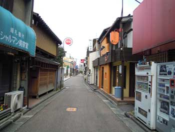 金沢木倉町通り。左「シャルマン美容室」右「欧風料理タブリエ」